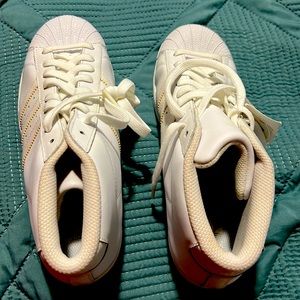 White shoes with tag, no box